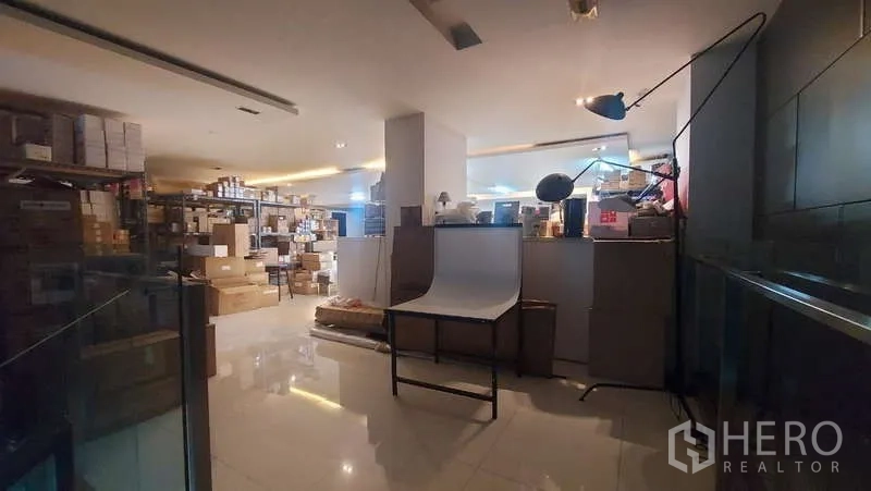 零售空间 出租在Watthana, Bangkok - 后勤仓储区，堆放箱件与亮面地坪