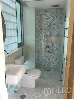 ทาวน์เฮาส์ ให้เช่าหรือขายในYan Nawa, Bangkok - ห้องน้ำโมเสก พร้อมหน้าต่างบล็อกแก้วและฝักบัวแบบวอล์กอิน