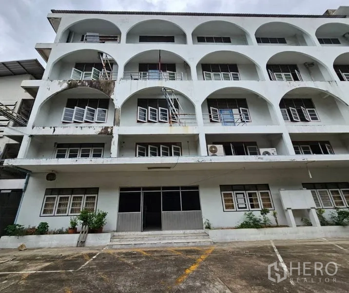 工厂 出租在Bang Kho Laem, Bangkok - 四层工厂办公楼外立面，拱形阳台与窗户。