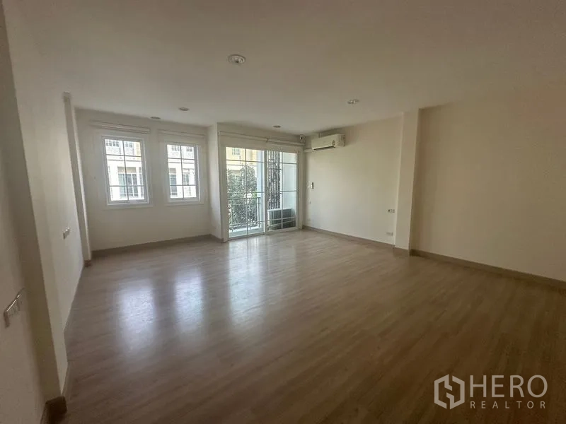 带办公室的家 出租在Bang Na, Bangkok - 大面积多功能房，木地板、可出阳台并配空调。