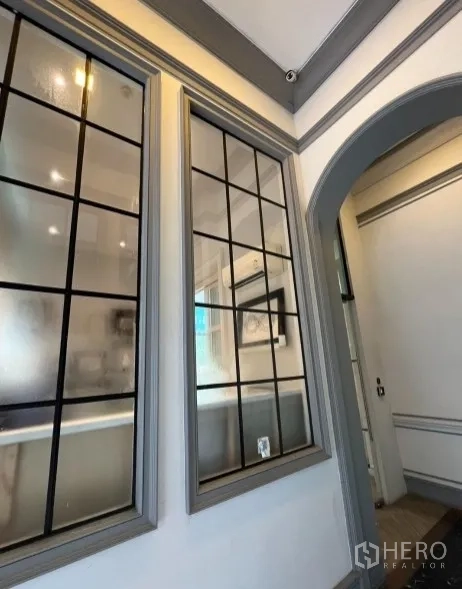 พื้นที่ขายปลีก ให้เช่าในWatthana, Bangkok - ผนังภายในกรอบกระจกซอยช่อง พร้อมซุ้มโค้งในพื้นที่ค้าปลีกสไตล์บูทีค