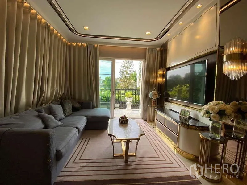 บ้าน ให้เช่าหรือขายในBueng Kum, Bangkok - ห้องนั่งเล่นกว้าง โซฟาตัวแอล ประตูบานเลื่อนเปิดรับวิวสวน