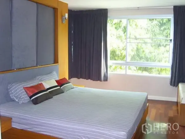 คอนโด ให้เช่าในWatthana, Bangkok - ห้องนอนพร้อมหัวเตียงบุผ้า พื้นไม้ และหน้าต่างกว้าง