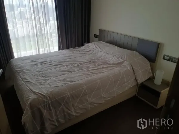 คอนโด ให้เช่าในPathum Wan, Bangkok - ห้องนอนเตียงคู่พร้อมม่านโปร่งและทึบ มองเห็นวิวเมือง