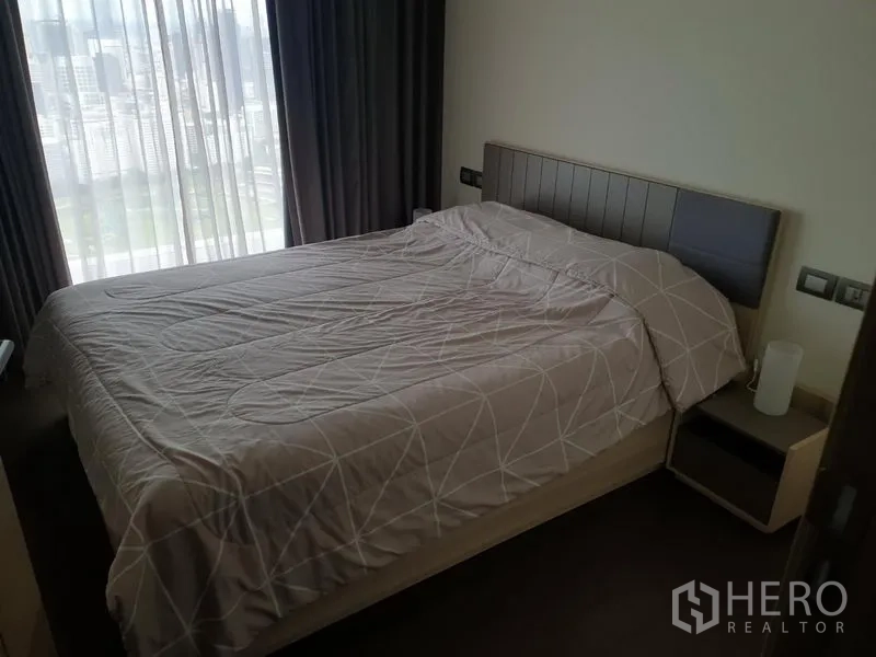 คอนโด ให้เช่าในPathum Wan, Bangkok - ห้องนอนเตียงคู่พร้อมม่านโปร่งและทึบ มองเห็นวิวเมือง