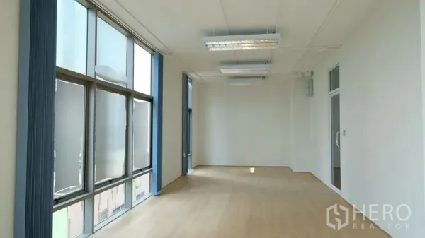 办公空间 出租在Bang Rak, Bangkok - 50㎡明亮办公室，大面积窗户配百叶，浅色木地板与白色墙面。