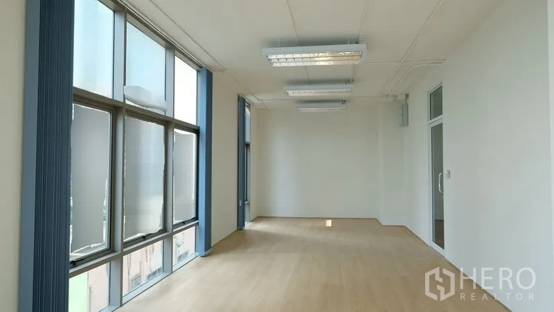 办公空间 出租在Bang Rak, Bangkok - 50㎡明亮办公室，大面积窗户配百叶，浅色木地板与白色墙面。