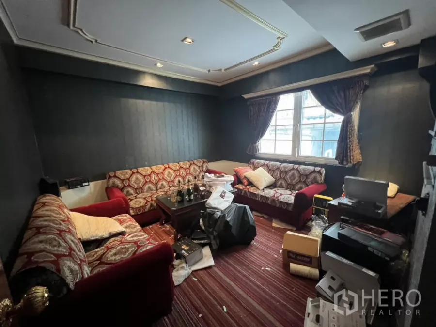 Retail Space for rent in Watthana, Bangkok - Private lounge with patterned sofas, striped carpet and curtained window in a Thonglor retail space.