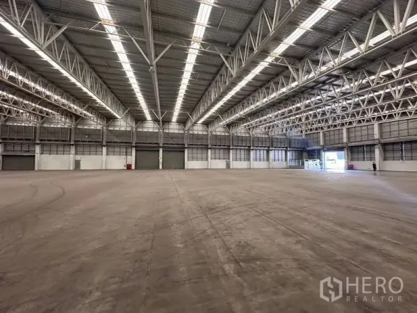 โรงงาน ให้เช่า - ฮอลล์โกดังเปิดโล่ง มีประตูโหลดแบบม้วนหลายจุดและไฟจากหลังคา