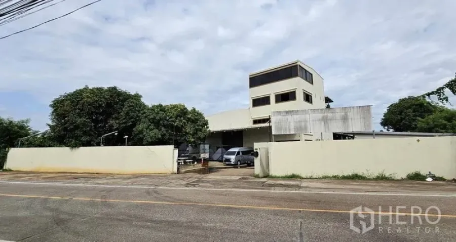 Warehouse for rent in Bang Kruai, Nonthaburi - Street view of the gated compound with multi-storey office building.