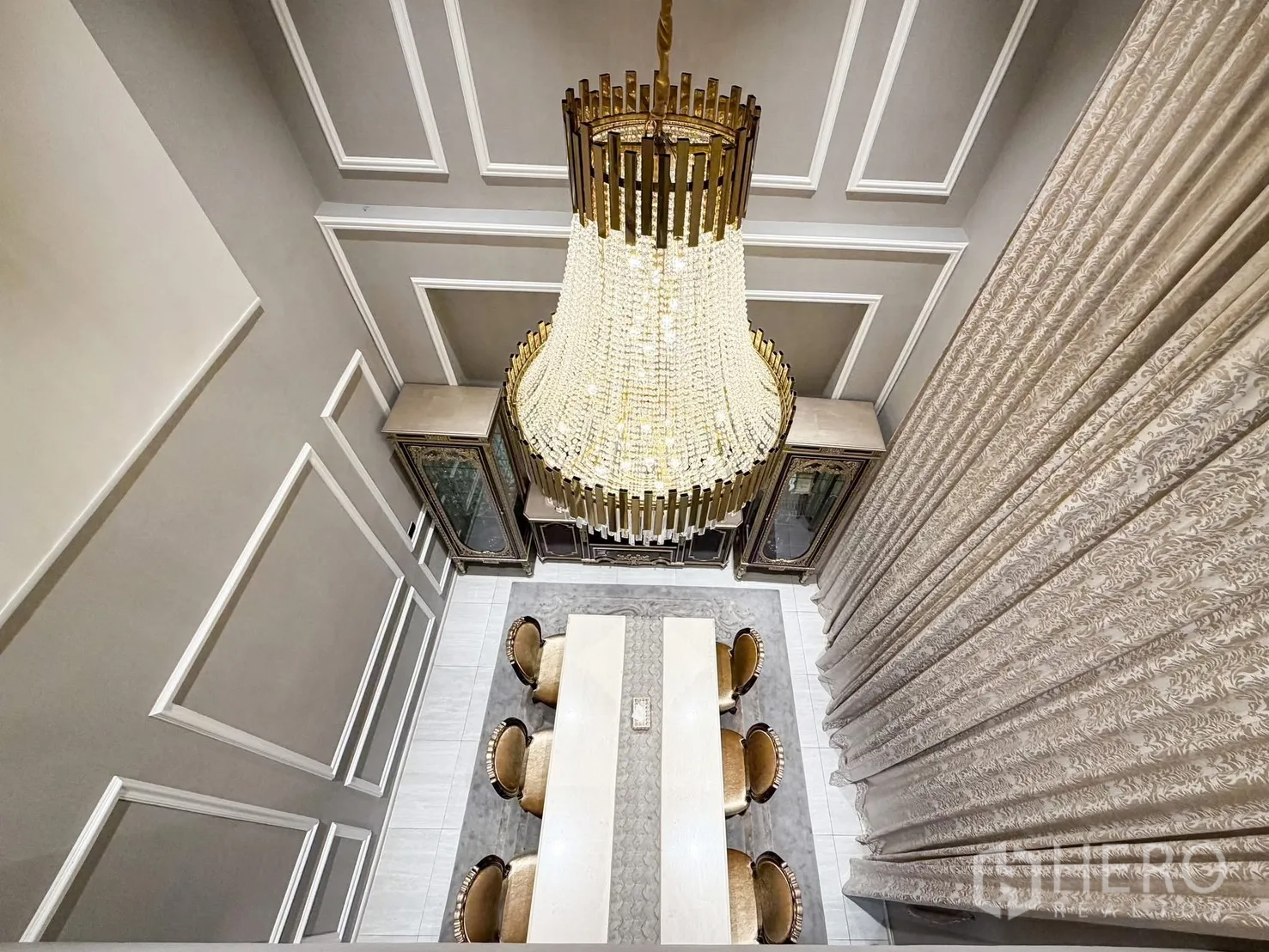 Detached House for rent or sale in Lak Si, Bangkok - Top-down view of the double-height dining area and sparkling chandelier.