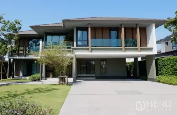 บ้าน ให้เช่าหรือขายในBang Sao Thong, Samut Prakan - บ้านเดี่ยวสองชั้นสไตล์โมเดิร์น หน้าบ้านมีสนามหญ้าและโรงจอดรถกว้าง บางเสาธง