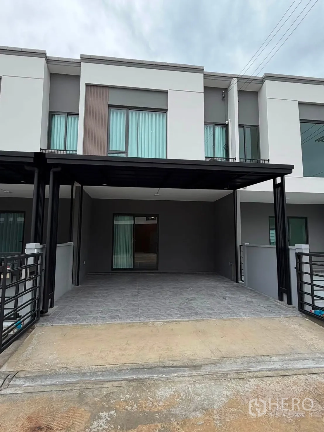 Townhouse for rent in Bang Phli, Samut Prakan - Two-storey townhouse exterior with modern facade and covered carport.