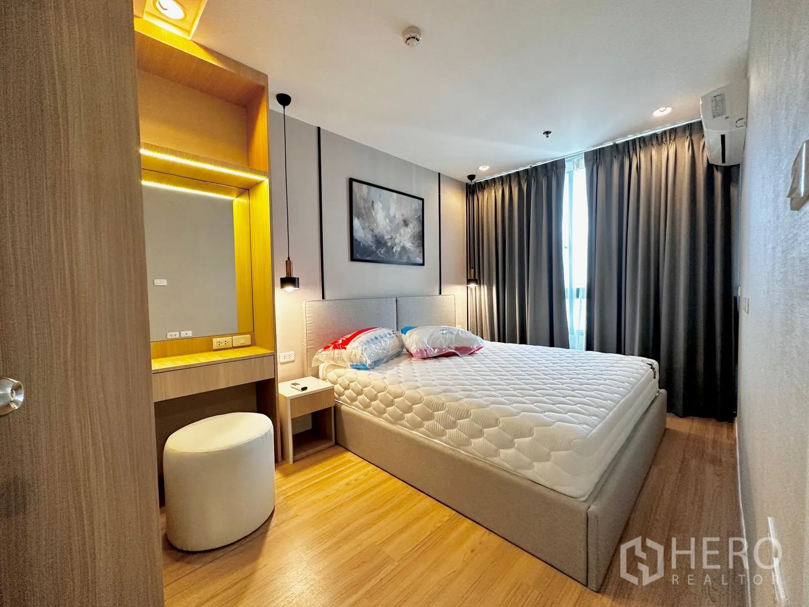 คอนโด for rent in Suan Luang, Bangkok - ห้องนอนอบอุ่นพร้อมเตียง โต๊ะหัวเตียง โต๊ะเครื่องแป้งพร้อมสตูล และผ้าม่านทึบแสง