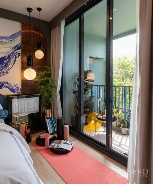 公寓 出售在Ratchathewi, Bangkok - 阳台与小型健身角，瑜伽垫与绿植，毗邻落地玻璃门。