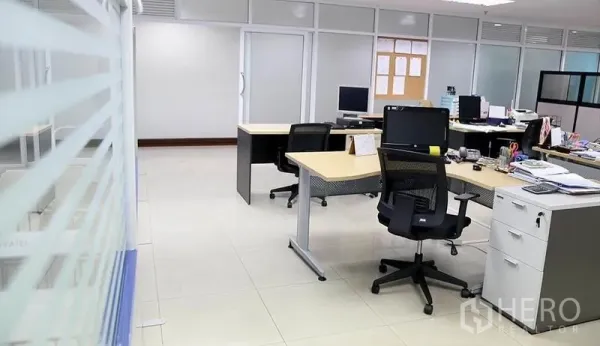 Office Space for rent in Huai Khwang, Bangkok - Work area with computers, modern desks and frosted glass partitions.