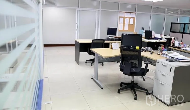 Office Space for rent in Huai Khwang, Bangkok - Work area with computers, modern desks and frosted glass partitions.