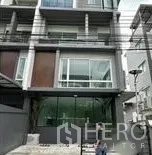 สำนักงานที่บ้าน ให้เช่าในWang Thonglang, Bangkok - มุมมองจากถนนของอาคารโฮมออฟฟิศร่วมสมัยพร้อมกระจกด้านหน้า