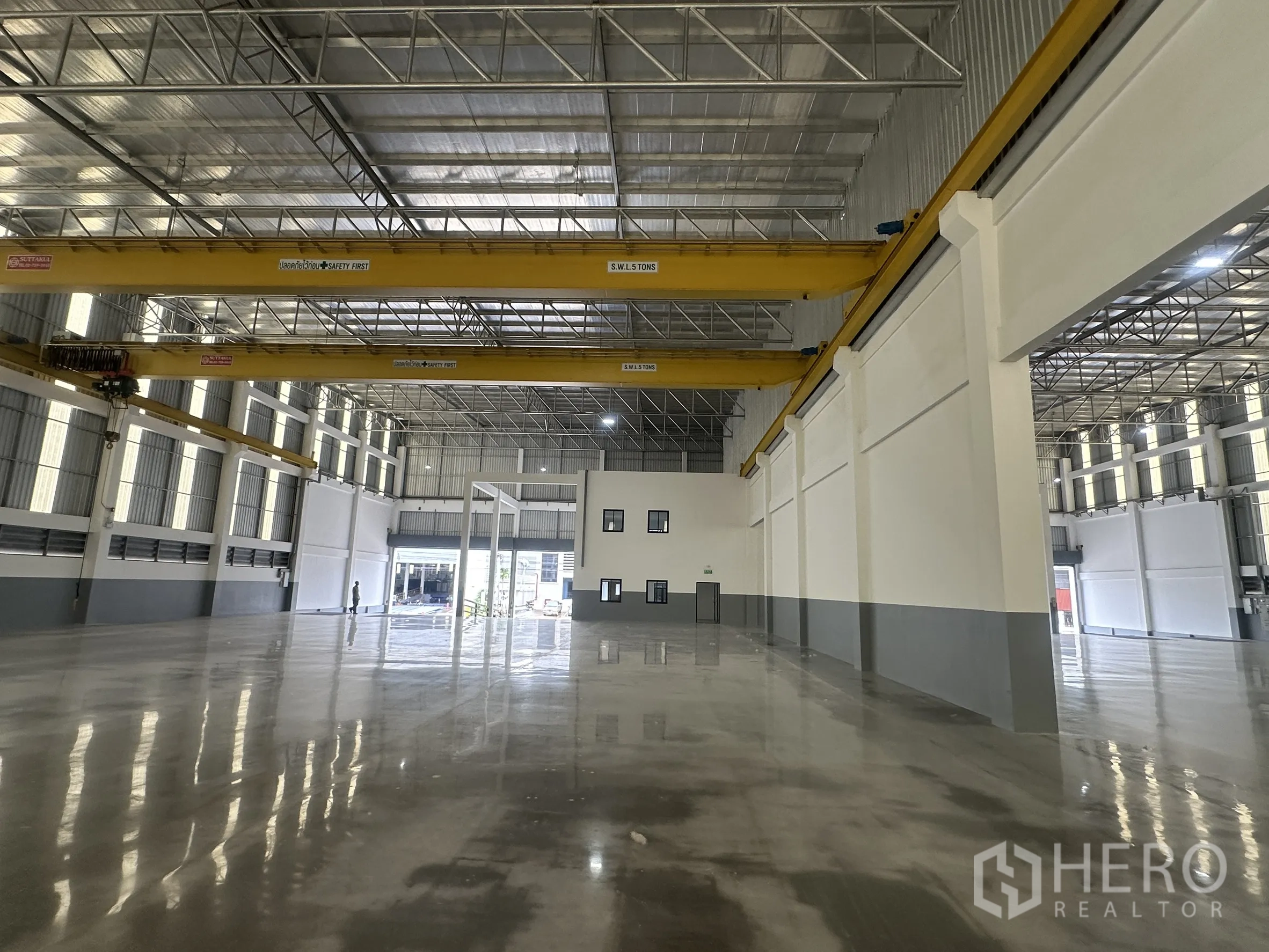 โกดัง for rent in Mueang Samut Prakan, Samut Prakan - พื้นที่โกดังพร้อมเครนเหนือศีรษะ อาคารสำนักงานภายใน และประตูม้วนขนาดใหญ่