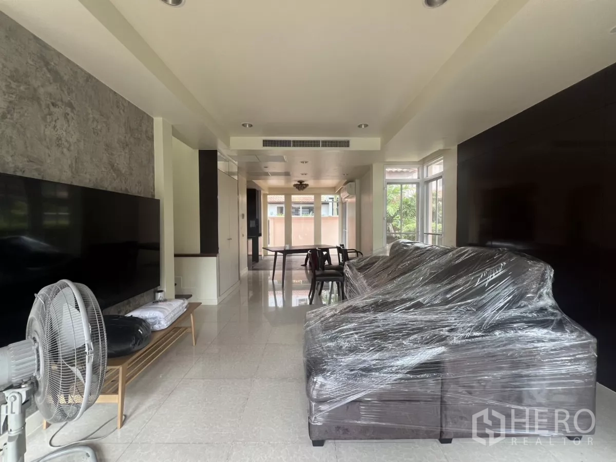 บ้าน ให้เช่าในWang Thonglang, Bangkok - ห้องนั่งเล่นและรับประทานอาหารโปร่งสว่าง พื้นกระเบื้องและหน้าต่างบานใหญ่