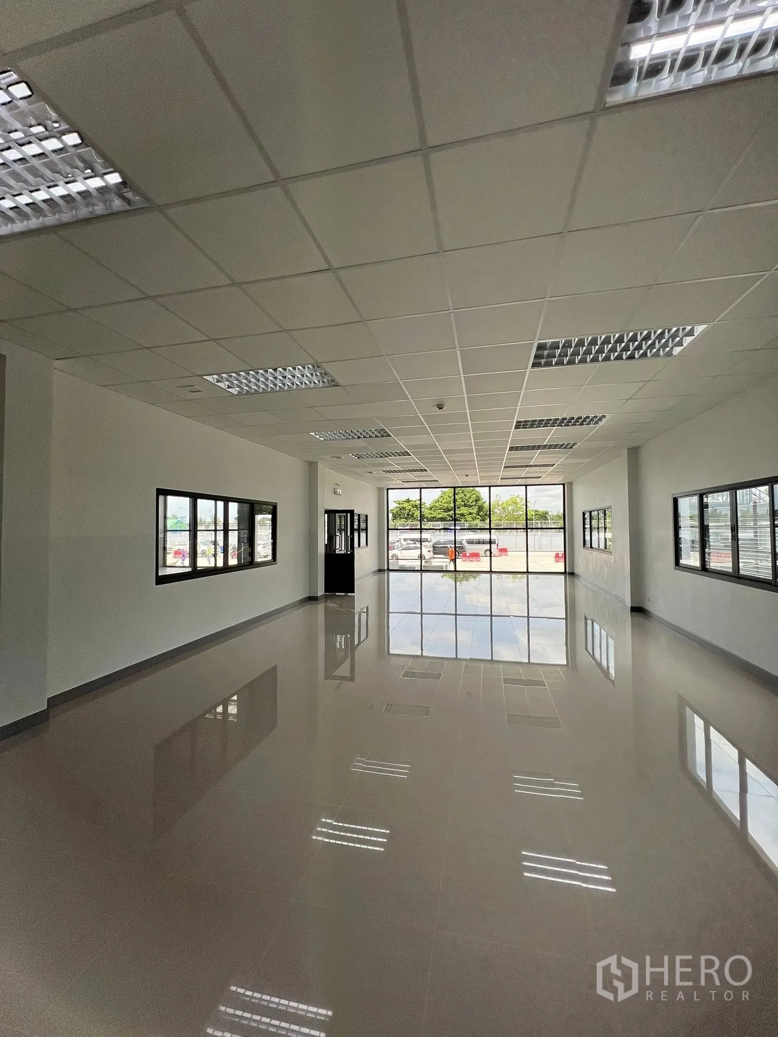 Warehouse for rent in Phra Pradaeng, Samut Prakan - Upper-floor office area with large windows overlooking the front yard.