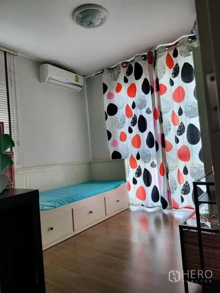 บ้าน ให้เช่าในLat Krabang, Bangkok - ห้องนอนรองพร้อมเตียงเดย์เบดมีลิ้นชัก ผ้าม่านลายกราฟิก และเครื่องปรับอากาศ