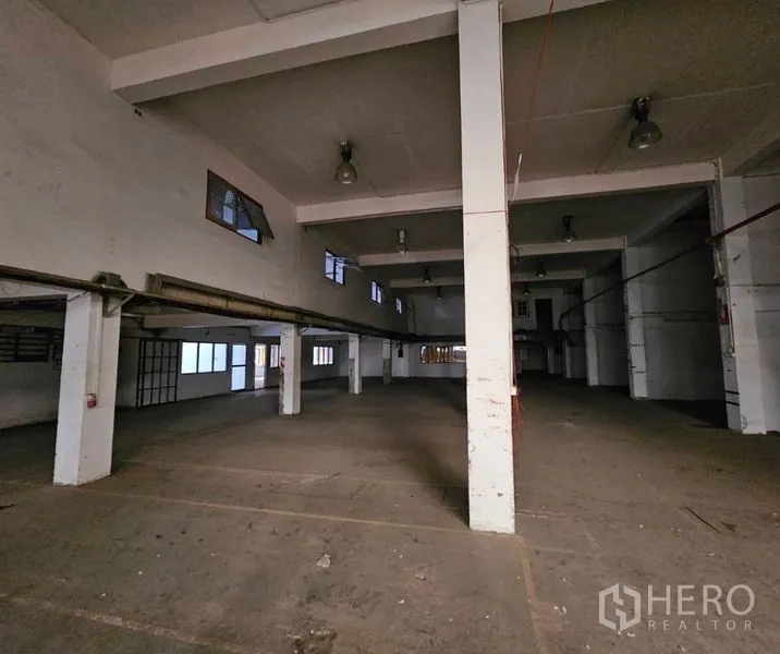 工厂 出租在Bang Kho Laem, Bangkok - 宽敞室内，钢筋混凝土地坪与梁柱结构。