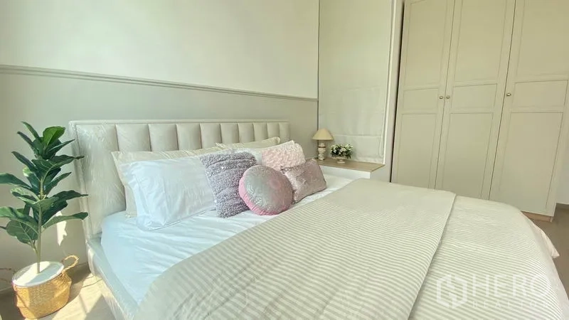 联排别墅 出租在Prawet, Bangkok - 主卧细节：软包床头、衣柜与床头摆饰