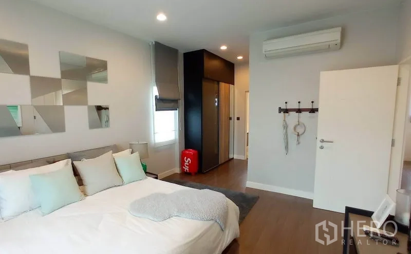 Detached House for rent in Bang Kapi, Bangkok - Master suite featuring king bed, closet area, air conditioning and warm lighting.