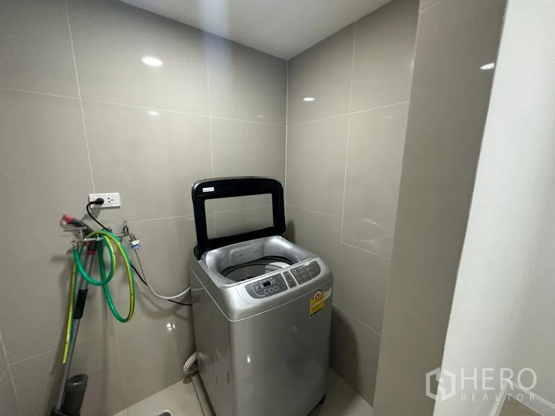 คอนโด ให้เช่าในWatthana, Bangkok - มุมซักล้าง เครื่องซักผ้าฝาบน พร้อมก๊อกน้ำอเนกประสงค์