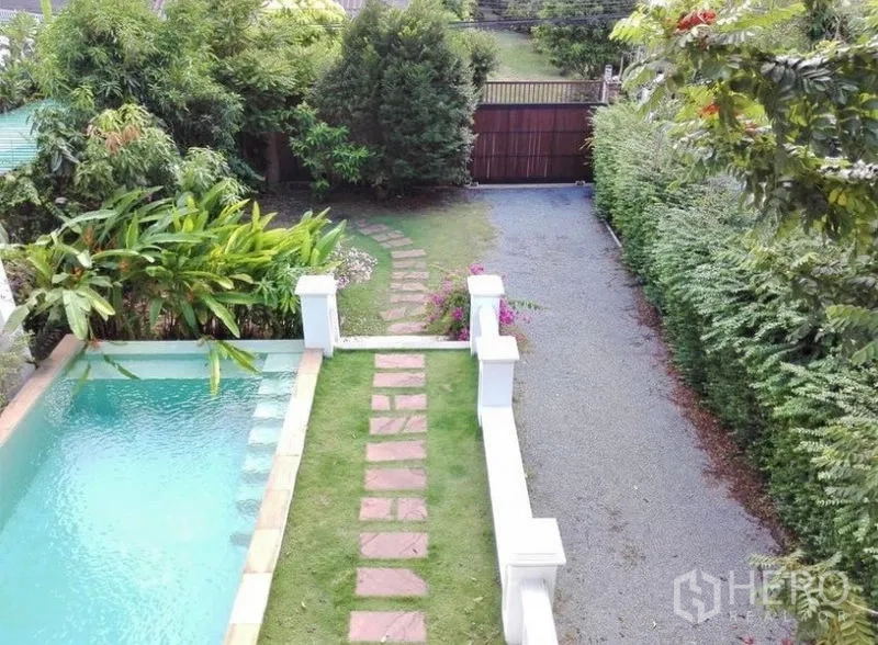 บ้าน ให้เช่าในPhra Khanong, Bangkok - สระน้ำส่วนตัว สวนหญ้าและทางเดินบล็อก พร้อมทางรถเข้ารั้วกั้นสองข้างเป็นแนวไม้พุ่ม