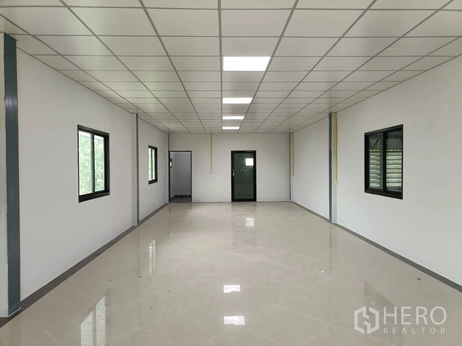 โรงงาน ให้เช่าในLam Luk Ka, Pathum Thani - ห้องสำนักงานปูกระเบื้อง เพดานทีบาร์ มีหน้าต่างและประตูภายใน