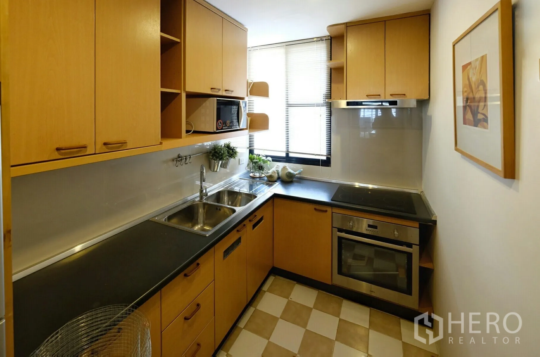 คอนโด ให้เช่าในWatthana, Bangkok - ครัวรูปตัว U พร้อมเตาอบ เตาไฟฟ้า และหน้าต่างรับแสงธรรมชาติ