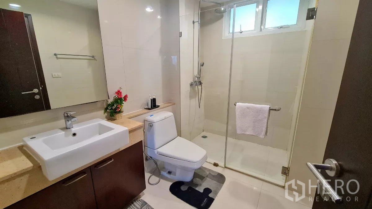 อพาร์ทเมนท์ ให้เช่าในWatthana, Bangkok - ห้องน้ำสไตล์โมเดิร์น พร้อมตู้กระจกอาบน้ำและอ่างล้างหน้าบิวท์อิน