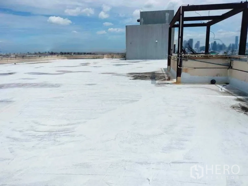 零售空间 出租在Yan Nawa, Bangkok - 屋顶区域带金属框架与管线设施，背景为城市天际线。