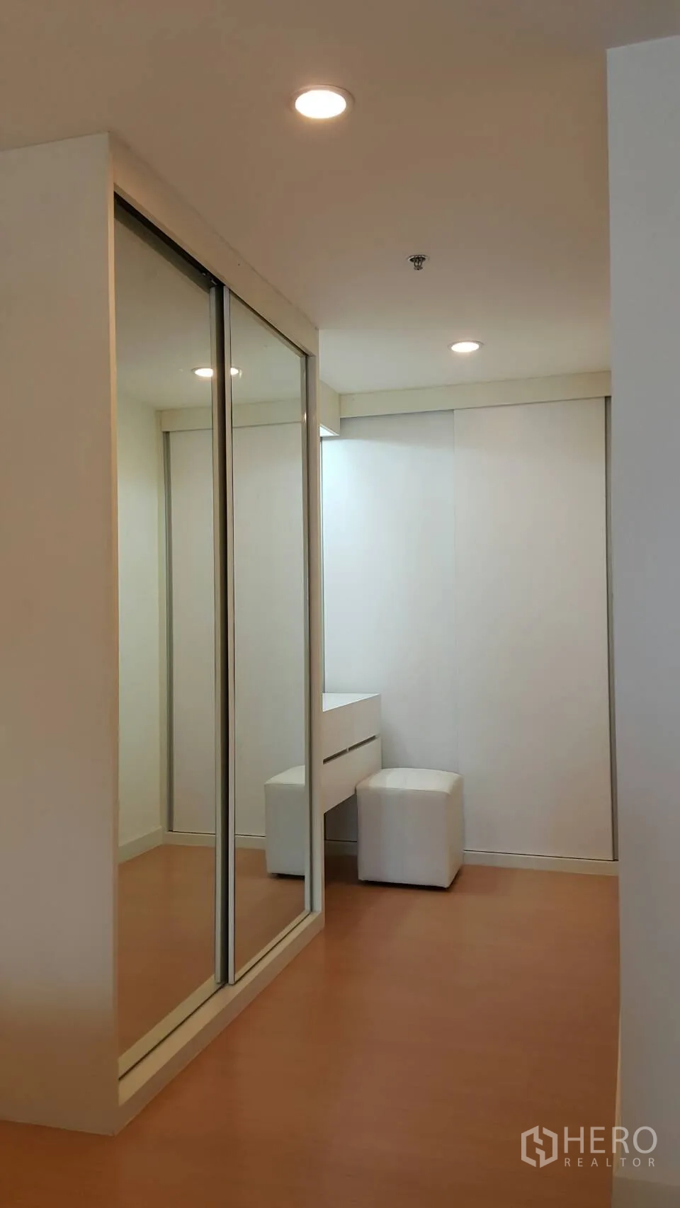 คอนโด ให้เช่าในWatthana, Bangkok - มุมแต่งตัวในห้องนอน ตู้เสื้อผ้าบานกระจก และโต๊ะเครื่องแป้ง