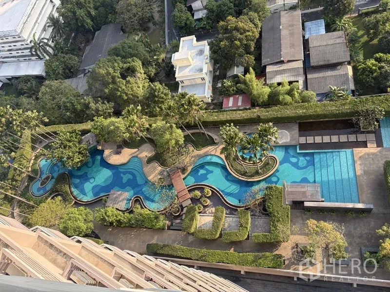 คอนโด for rent in Khlong San, Bangkok - มุมสูงของสระว่ายน้ำสไตล์ลากูน ทางเดินและพุ่มไม้ตัดแต่ง