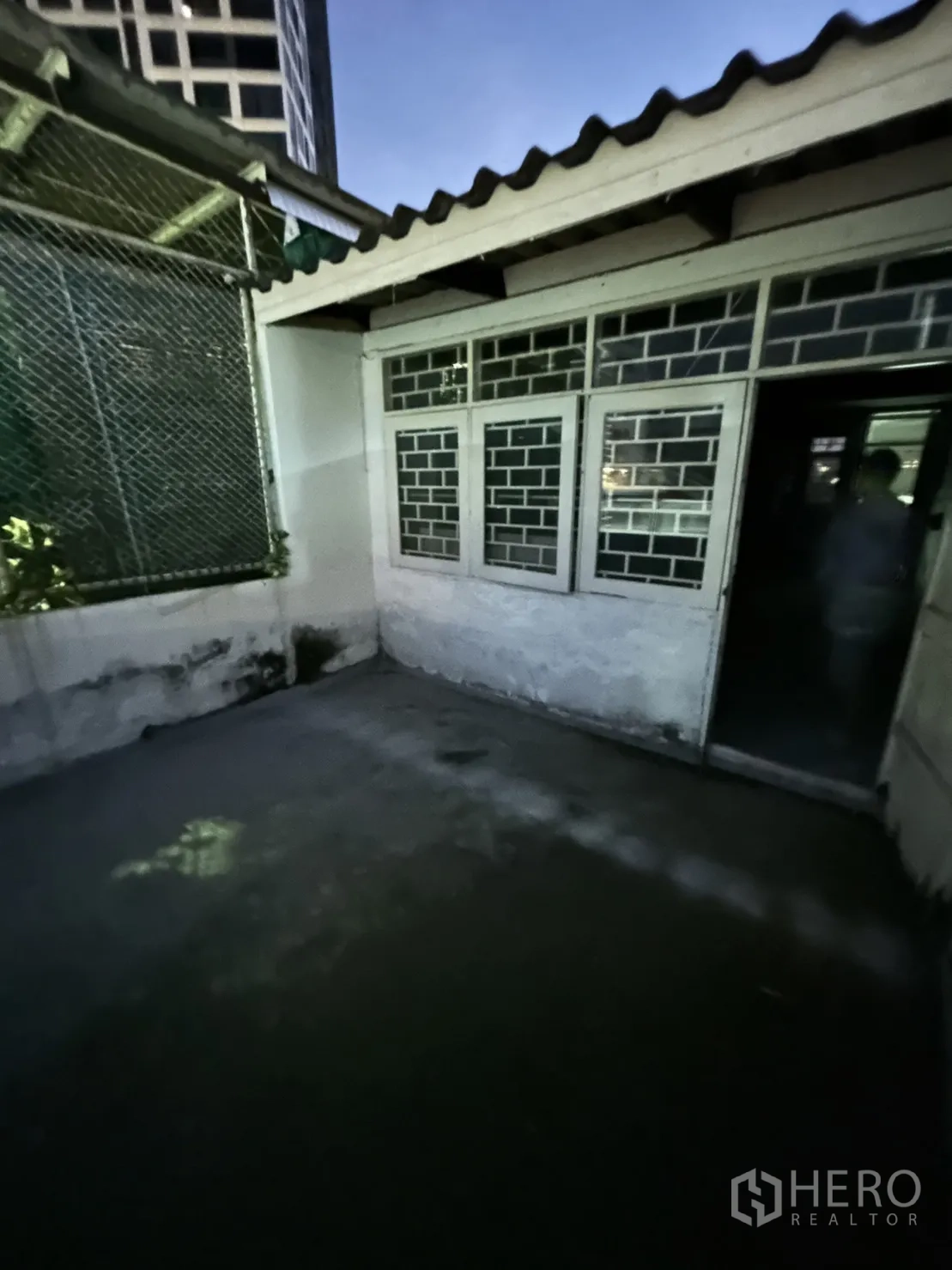 อาคารพาณิชย์ ให้เช่าในKhlong Toei, Bangkok - ระเบียงนอกอาคารขนาดเล็ก ผนังหน้าต่าง และวิวอาคารเมือง