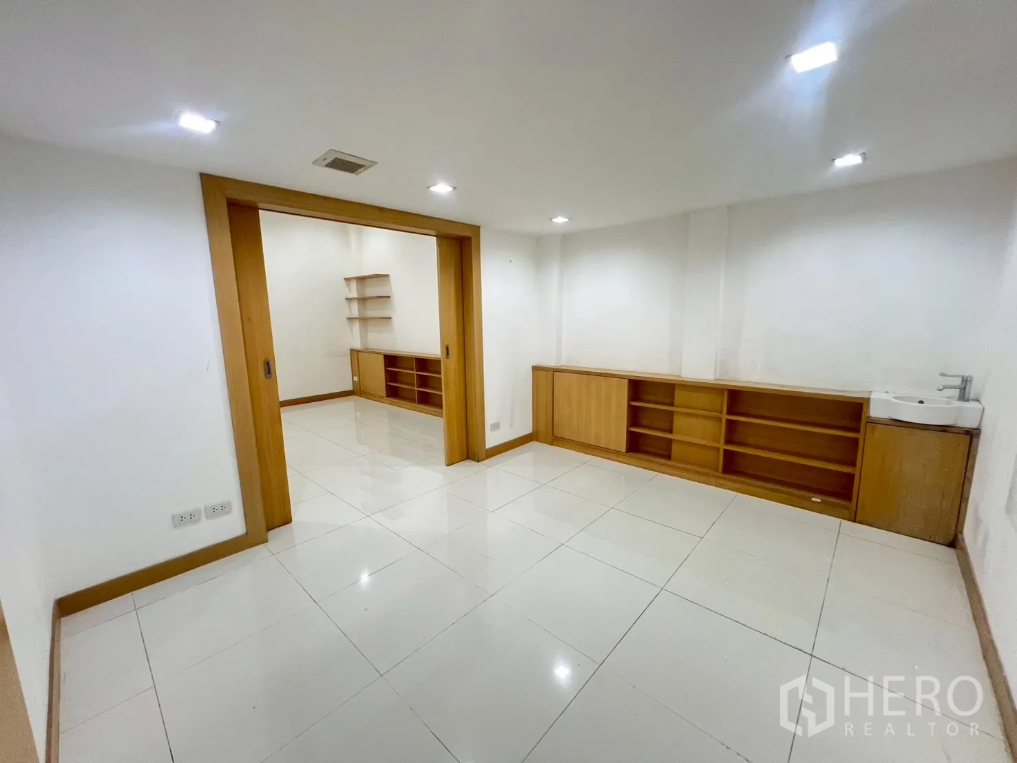 พื้นที่ขายของ for rent in Watthana, Bangkok - สองห้องเชื่อมกันด้วยประตูบานเลื่อน พร้อมตู้ยาวและอ่างล้างมือ