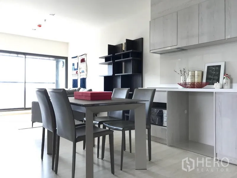 คอนโด ให้เช่าในKhlong Toei, Bangkok - พื้นที่รับประทานอาหารและครัวบิลท์อินโทนไม้ เปิดโล่งสู่หน้าต่างกระจกเต็มบาน