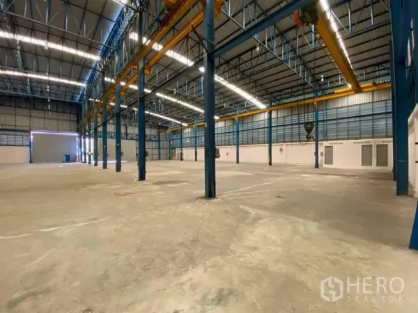 工厂 出租或出售在Bang Sao Thong, Samut Prakan - 开阔生产大厅，多根钢柱与大跨度屋顶，安装天车跑道梁。