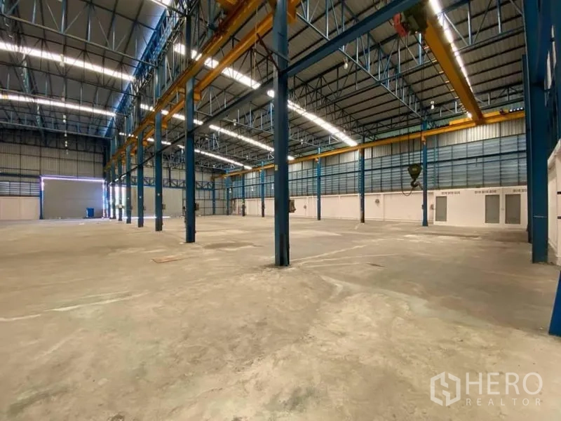 工厂 出租或出售在Bang Sao Thong, Samut Prakan - 开阔生产大厅，多根钢柱与大跨度屋顶，安装天车跑道梁。