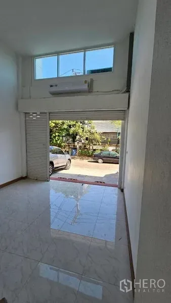 สำนักงานที่บ้าน ให้เช่าในBang Na, Bangkok - พื้นที่ชั้นล่างโปร่งแสง มีหน้าต่างสูงและประตูม้วนเปิดสู่ถนนเงียบสงบ