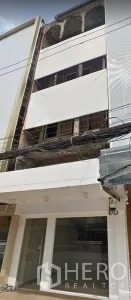 อาคารพาณิชย์ ให้เช่าในWatthana, Bangkok - ด้านหน้าอาคารพาณิชย์สูงสี่ชั้น กระจกหน้าร้านในย่านทองหล่อ เขตวัฒนา