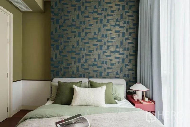 公寓 出租在Watthana, Bangkok - 次卧特色墙使用蓝色几何壁纸，柔软床品与床头灯。