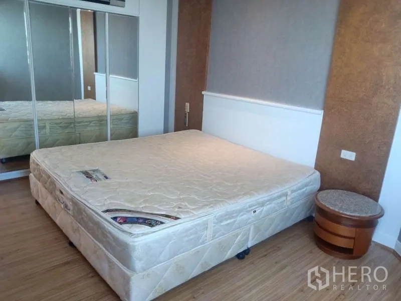 คอนโด ให้เช่าในKhlong Toei, Bangkok - ห้องนอนพร้อมตู้เสื้อผ้าบานกระจก หัวเตียงบุผ้า และโต๊ะข้าง