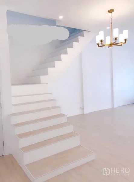 带办公室的家 出租或出售在Phra Khanong, Bangkok - 宽阔楼梯与金色吊灯，通透明亮的居住办公空间。