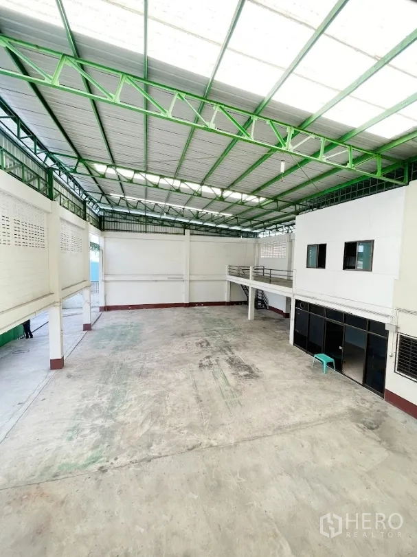 Warehouse for rent or sale in Thanyaburi, Pathum Thani - Large open warehouse with mezzanine office block and internal staircase.