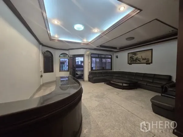 สำนักงานที่บ้าน ให้เช่าในSathon, Bangkok - ห้องรับแขกโปร่ง เพดานซ่อนไฟ พร้อมโซฟาเข้ามุมขนาดใหญ่