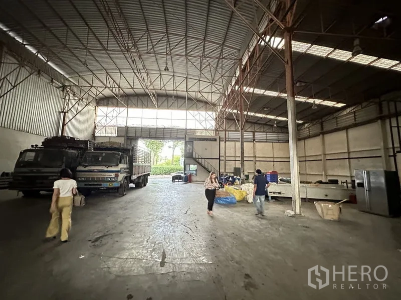 工厂 出租在Bang Bua Thong, Nonthaburi - 高跨装卸区，卡车停放，后侧出入口。
